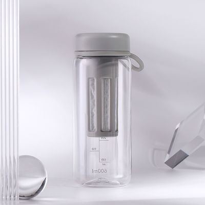 Bottiglia d'acqua di plastica portatile stile semplice con infusore di tè e 450ml/600ml