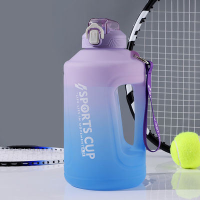 Moderno design Bottiglia di acqua sportiva portatile di plastica di grande capacità per palestra e eco-friendly