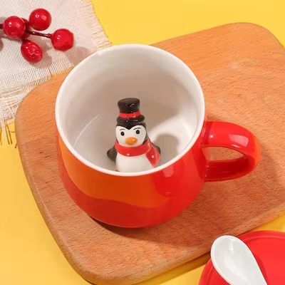 Tazza da caffè in ceramica da 350 ml con coperchio e maniglia in un design di festa minimalista