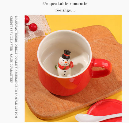 Tazza da caffè in ceramica da 350 ml con coperchio e maniglia in un design di festa minimalista