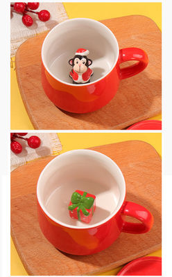 Tazza da caffè in ceramica da 350 ml con coperchio e maniglia in un design di festa minimalista