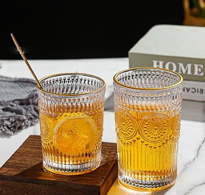 Tazza di vetro con bordo d'oro con design a girasole e stile classico