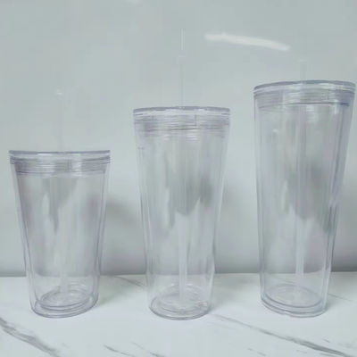 Bottiglia d'acqua in plastica trasparente con coperchio e paglia in stile outdoor
