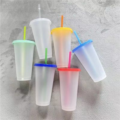 Tazza di caffè in plastica senza BPA, bottiglia d'acqua fredda con coperchio e paglia, ideale per il giorno.
