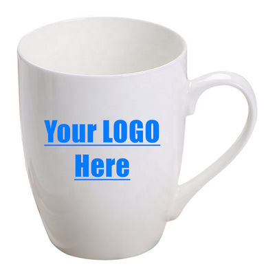 Tazza da caffè in porcellana bianca con design carino.