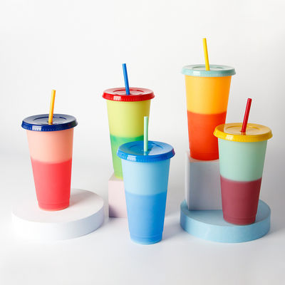 Tazze di caffè di plastica senza BPA, bottiglia d'acqua fredda con coperchio e paglia.