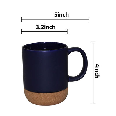 Tazze da caffè in ceramica con base di sughero di legno isolato