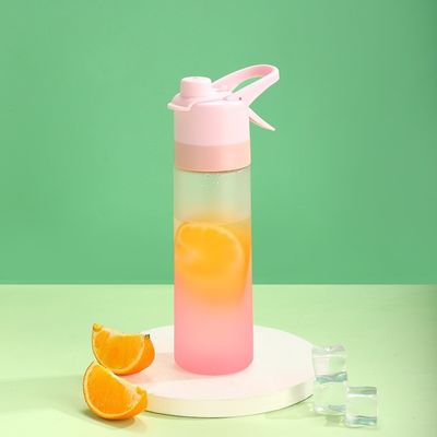 Coppa di plastica colorata per sport all'aria aperta e escursioni