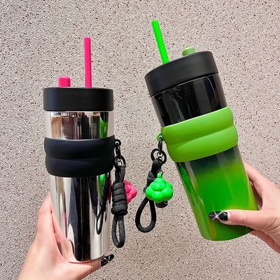 Tutte le persone interessate ameranno questo bicchiere termoso di grande capacità per le attività all'aria aperta