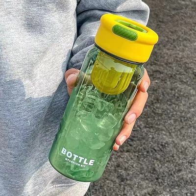Modello contemporaneo Bottiglia d'acqua in plastica in PP da 650 ml con logo personalizzato e separatore di tè