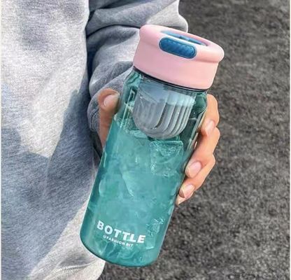 Modello contemporaneo Bottiglia d'acqua in plastica in PP da 650 ml con logo personalizzato e separatore di tè