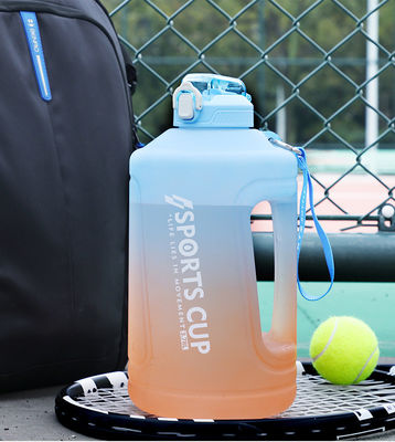 Sport all'aria aperta e fitness colore gradiente secchio di plastica in PP tazza d'acqua con grande capacità