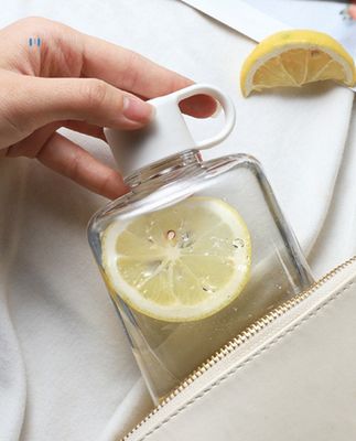 Bottiglia d'acqua in plastica di Tritano trasparente a forma rettangolare da 360 ml/500 ml per campeggio