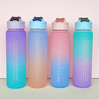 Rimanete idratati in movimento con 900 ml di acqua per sport all' aperto