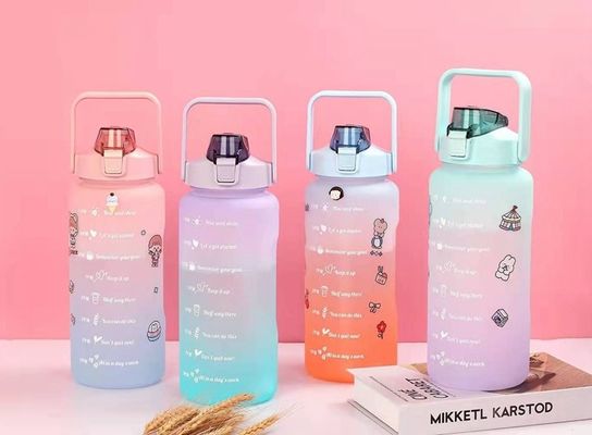 Bottiglia d'acqua di plastica da sport all'aperto da 2 litri con linea di capacità e rivestimento anticorrosione