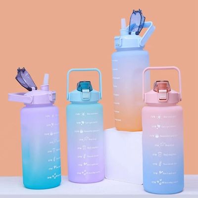 Bottiglia d'acqua di plastica da sport all'aperto da 2 litri con linea di capacità e rivestimento anticorrosione