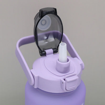 Bottiglia d'acqua di plastica da sport all'aperto da 2 litri con linea di capacità e rivestimento anticorrosione