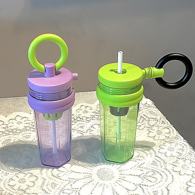 Bottiglia d'acqua di plastica di grande capacità da 700 ml con disegno a prova di perdite e paglia riutilizzabile