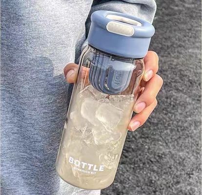 Moda estiva per studenti Bottiglia d'acqua di plastica da 650 ml con filtro e design portatile