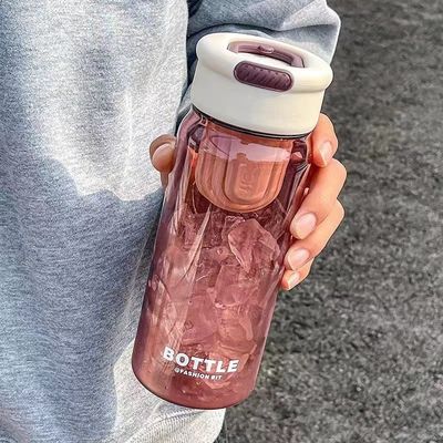Moda estiva per studenti Bottiglia d'acqua di plastica da 650 ml con filtro e design portatile
