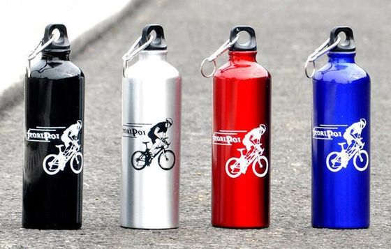 750 ml di stampa personalizzata del logo metallo alluminio bicicletta bottiglia d'acqua con carabiner per esterni