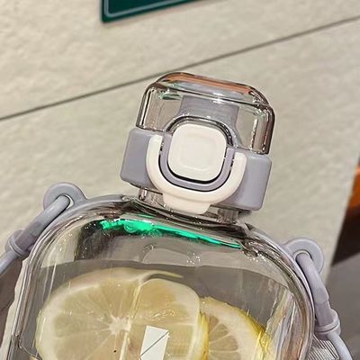 2024 Popolare Tazza d'acqua in plastica Quadratura Bottiglie d'acqua trasparenti con cintura per sport in palestra