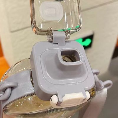 2024 Popolare Tazza d'acqua in plastica Quadratura Bottiglie d'acqua trasparenti con cintura per sport in palestra