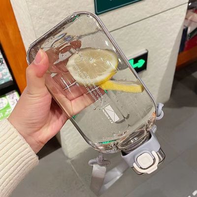 2024 Popolare Tazza d'acqua in plastica Quadratura Bottiglie d'acqua trasparenti con cintura per sport in palestra