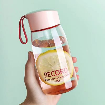 Logo personalizzato Accettabile Bottiglia di plastica trasparente da 380 ml con coperchio e maniglia