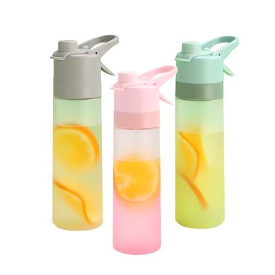 Logo personalizzato Bottolina d'acqua da bicicletta per l'aria aperta con capacità di 650 ml e funzione di spruzzatura