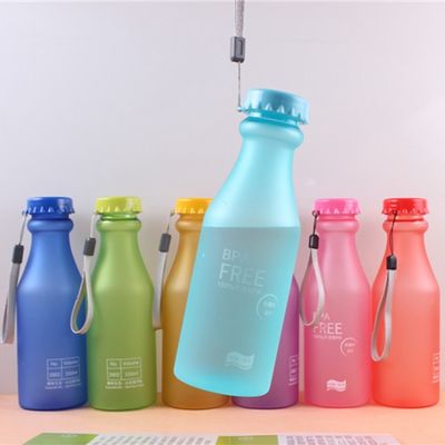 OEM Acceptabile Portable Plastic Frosted sigillato bottiglia d'acqua con corda per lo sport