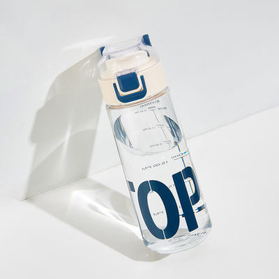 Gli appassionati di fitness hanno personalizzato una bottiglia d'acqua di plastica con 2 coperchi e tappo