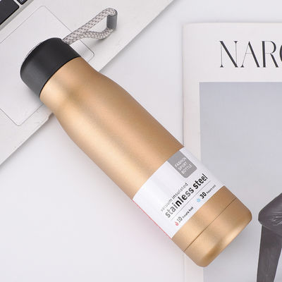 La bottiglia d'acqua sportiva da 16 oz con isolamento a doppia parete e design sostenibile
