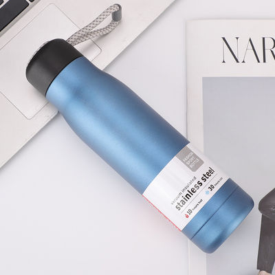 La bottiglia d'acqua sportiva da 16 oz con isolamento a doppia parete e design sostenibile