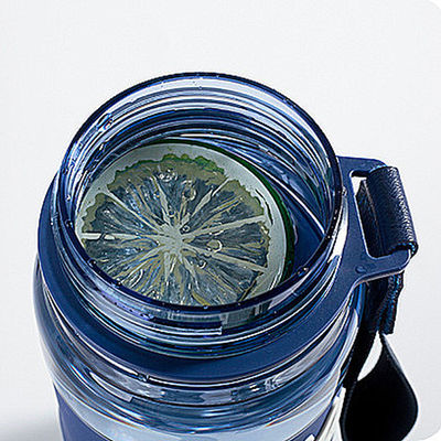 Bottiglie d'acqua per succhi di bevande personalizzate in plastica con accessori con paglia