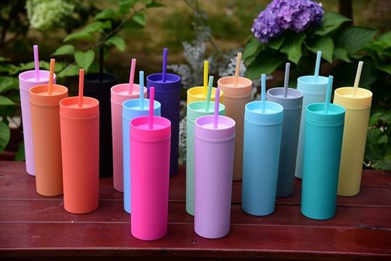 Molti stili di design 16oz bottiglie di plastica per acqua per Tumbler