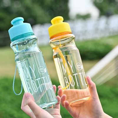 Bottiglia d'acqua trasparente in plastica PET di 500 ml personalizzata per l'idratazione all'aperto