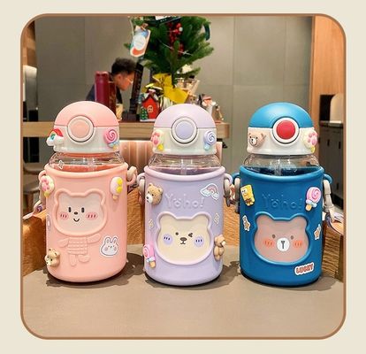 620ml adesivo 3D portatile bottiglia d'acqua di plastica design orso carino per bambini e studenti