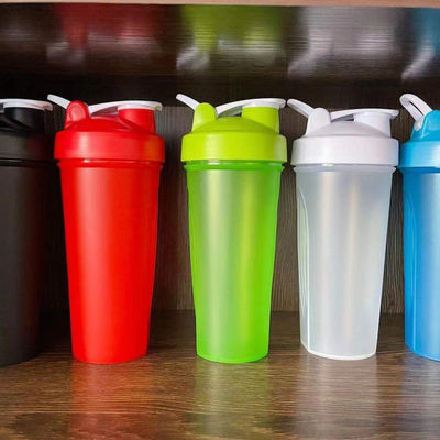 In magazzino 700ml Bevande nere Bottiglie di plastica Fitness Bpa gratuito personalizzato Slim Plain Gym Protein Shaker Bottiglia Gym Coppe Con Logo