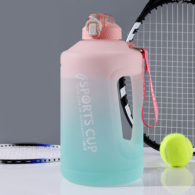 Bottiglia d'acqua sportiva di grande capacità resistente 2300 ML 3800 ML con disegno scrub gradient