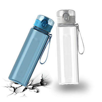 Bottiglie d'acqua ghiacciata con coperchio di plastica per occasioni di viaggio
