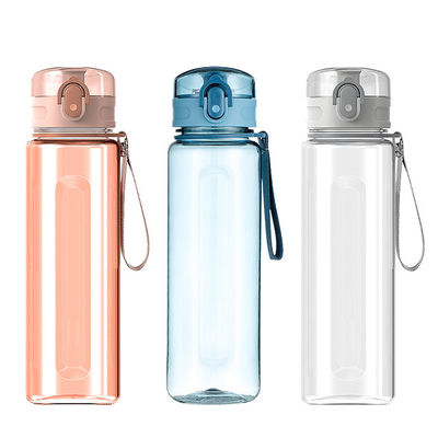 Bottiglie d'acqua ghiacciata con coperchio di plastica per occasioni di viaggio