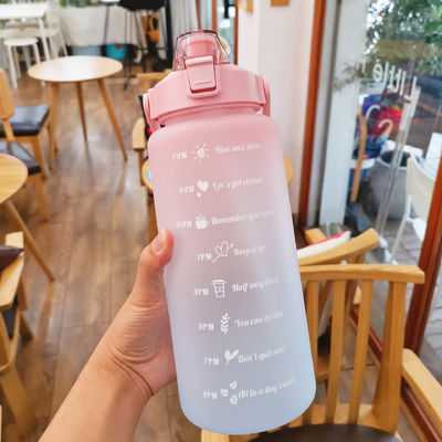 Bottiglia d'acqua a colori progressivi di grande capacità da 2000 ml con coperchio per sport all'aria aperta