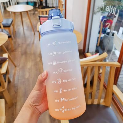 Bottiglia d'acqua a colori progressivi di grande capacità da 2000 ml con coperchio per sport all'aria aperta