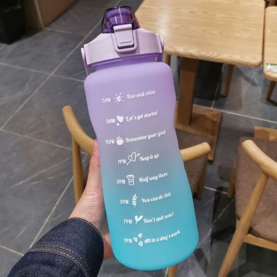Bottiglia d'acqua a colori progressivi di grande capacità da 2000 ml con coperchio per sport all'aria aperta