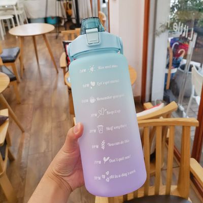 Bottiglia d'acqua a colori progressivi di grande capacità da 2000 ml con coperchio per sport all'aria aperta