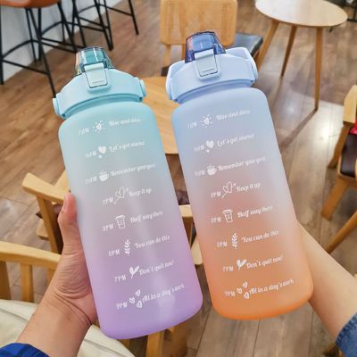Bottiglia d'acqua a colori progressivi di grande capacità da 2000 ml con coperchio per sport all'aria aperta