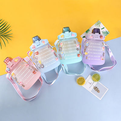 Servizio orientato al cliente Bottiglia d'acqua per bambini da 45 oz con adesivo e grande capacità