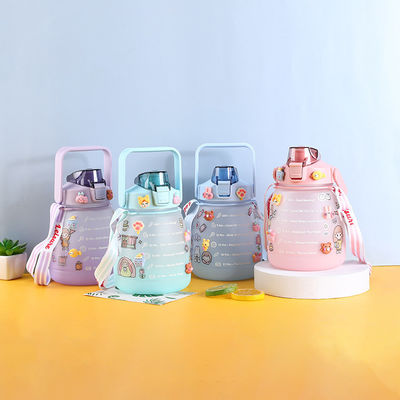 Servizio orientato al cliente Bottiglia d'acqua per bambini da 45 oz con adesivo e grande capacità