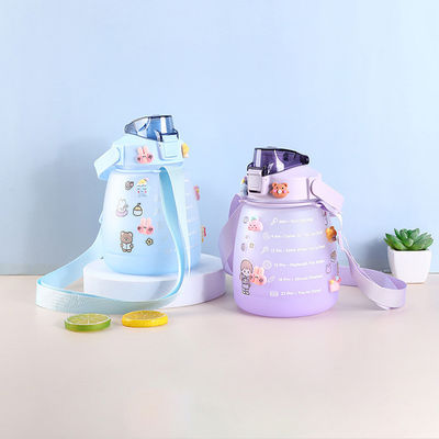Servizio orientato al cliente Bottiglia d'acqua per bambini da 45 oz con adesivo e grande capacità